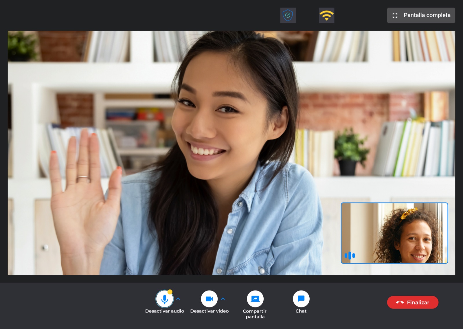 Videollamada en escritorio: video principal, miniatura propia, indicadores de sala segura y Wi-Fi, y controles inferiores