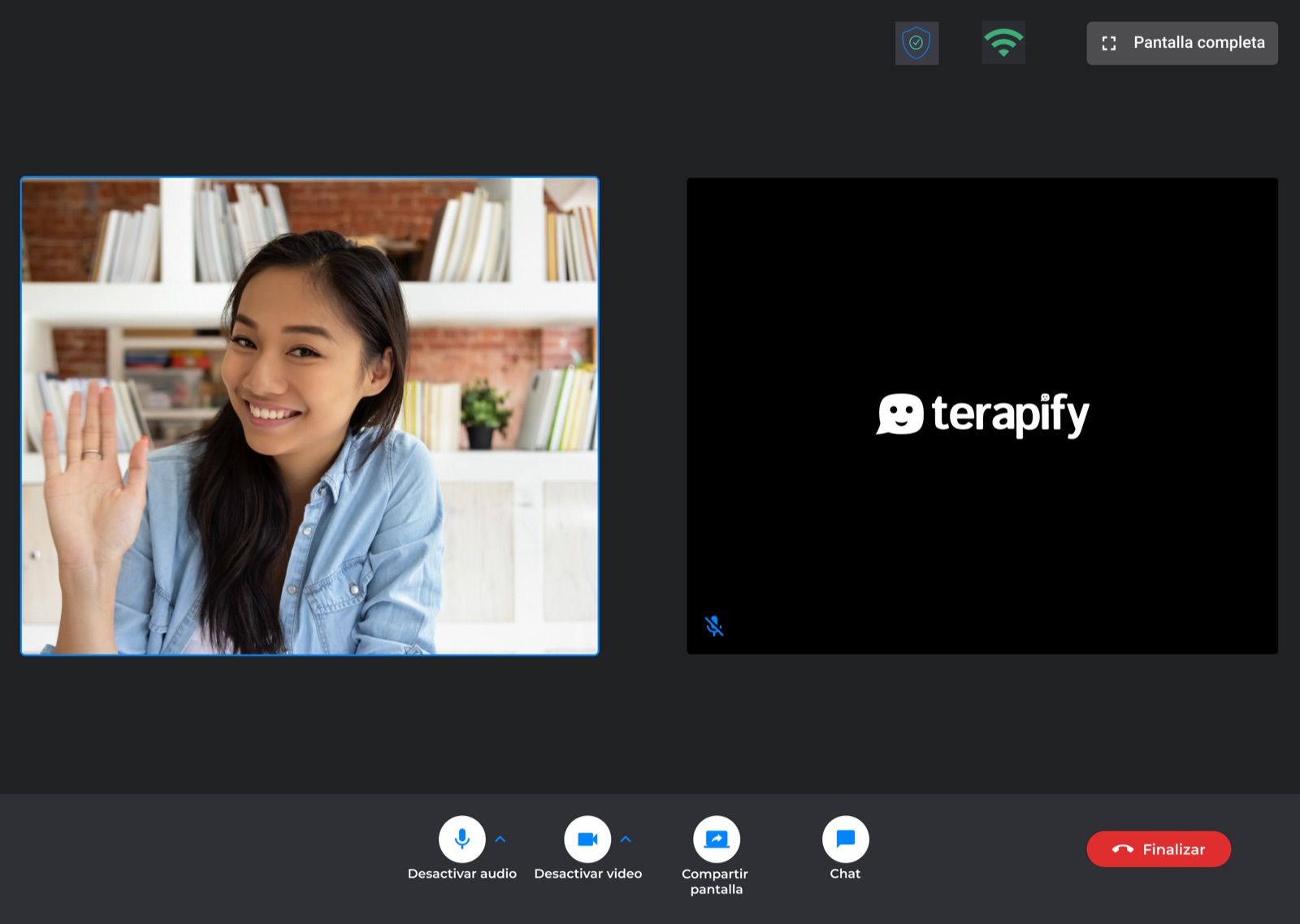 Videollamada en escritorio: una participante con video y la otra con la cámara apagada y el micrófono silenciado, mostrando el logotipo de Terapify